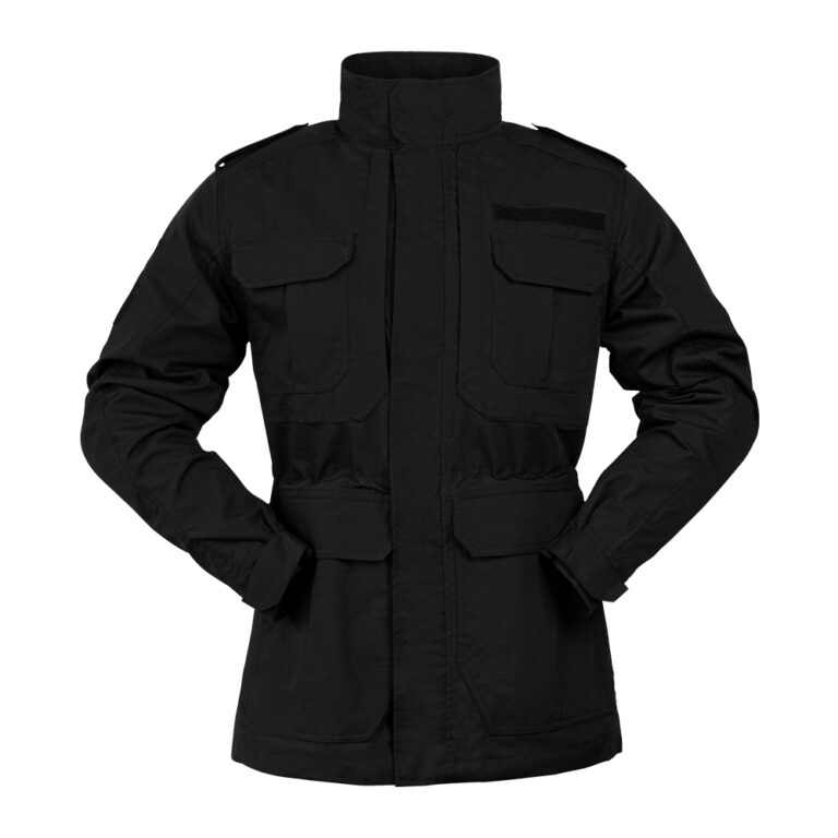 Черная куртка в стиле милитари на открытом воздухе