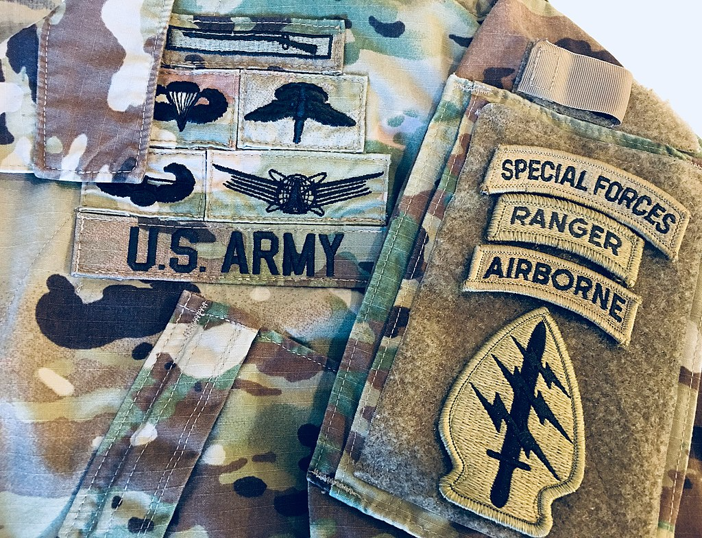 What badges can be worn on combat uniforms?