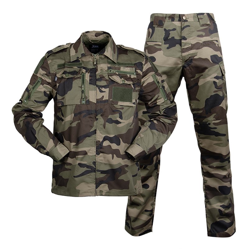 Uniforme tactique militaire de haute qualité en camouflage forêt française, conçu avec des coutures renforcées et de multiples poches cargo pour une utilisation en extérieur, à l'entraînement et à des fins tactiques.
