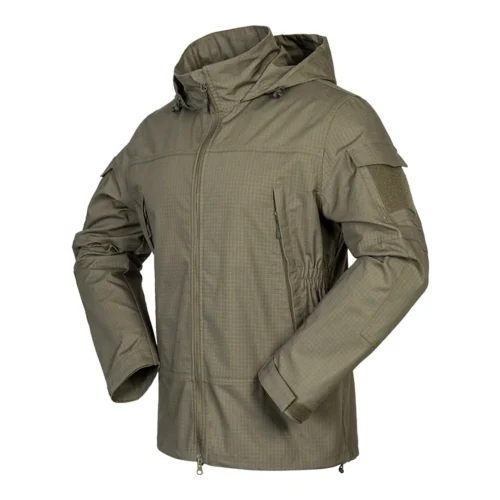 Army green men’s softshell jacket with windproof and water-resistant fabric. Practical design with hood, perfect for trekking, camping, and tactical use.