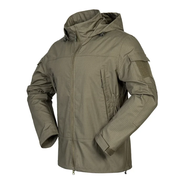 Army green men’s softshell jacket with windproof and water-resistant fabric. Practical design with hood, perfect for trekking, camping, and tactical use.