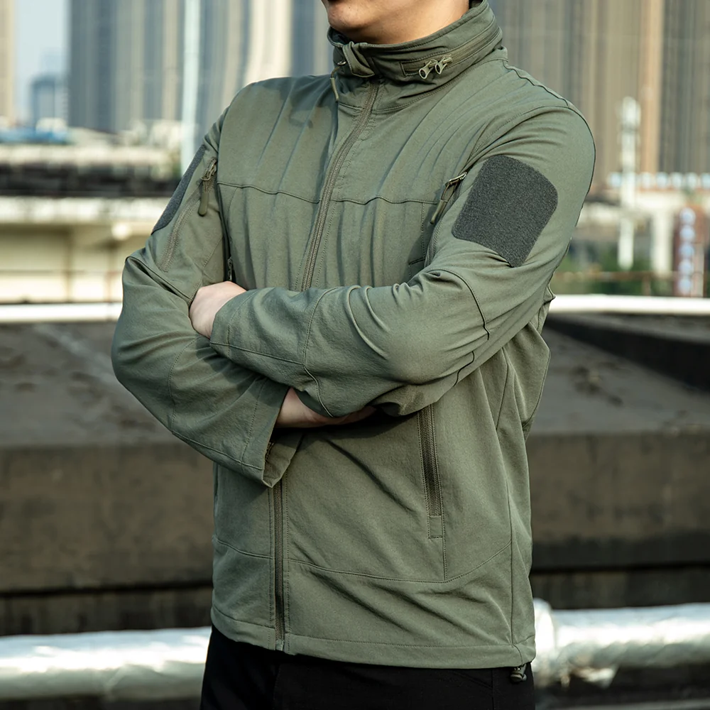Army green men’s waterproof jacket showcased in outdoor scene. Durable, wind-resistant, and breathable softshell for versatile outdoor use.