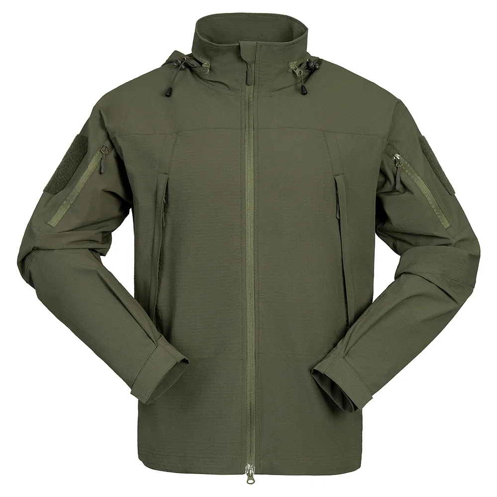 Olivgrüne Herbstjacke aus reißfestem Stretchmaterial mit mehreren Reißverschlusstaschen. Entwickelt für Langlebigkeit, Komfort und Outdoor-Abenteuer.