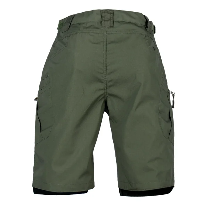Pantaloncini cargo tattici verde militare, progettati per garantire resistenza e comfort. Realizzati in misto poliestere-cotone ripstop con rivestimento in Teflon™.