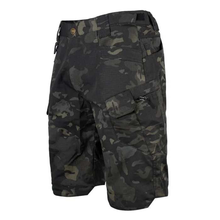Pantaloncini cargo mimetici CP neri realizzati in resistente tessuto ripstop con rivestimento impermeabile in Teflon™, perfetti per operazioni tattiche e all'aperto.