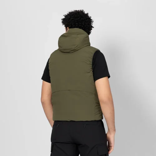 Back view of men’s hooded insulated vest with soft padding and windproof shell. Perfect for outdoor or cold-weather activities.