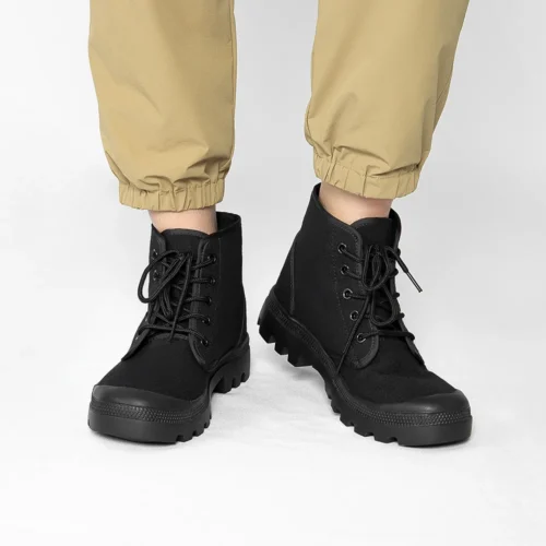 Model wearing men’s black combat boots with rugged sole and lace-up front, perfect for tactical missions and daily outdoor wear.