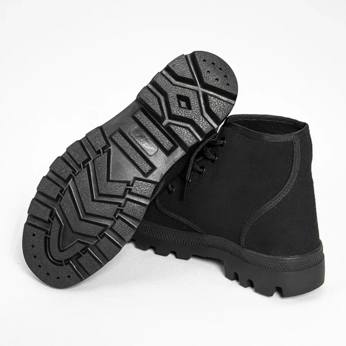 Black men’s combat boots with rugged tread sole and lace-up design, ideal for military, tactical, and outdoor use.