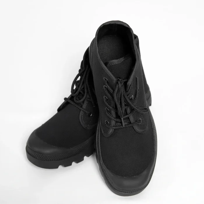 Top view of men’s black combat boots highlighting anti-slip sole, reinforced toe cap, and ergonomic lace-up design.