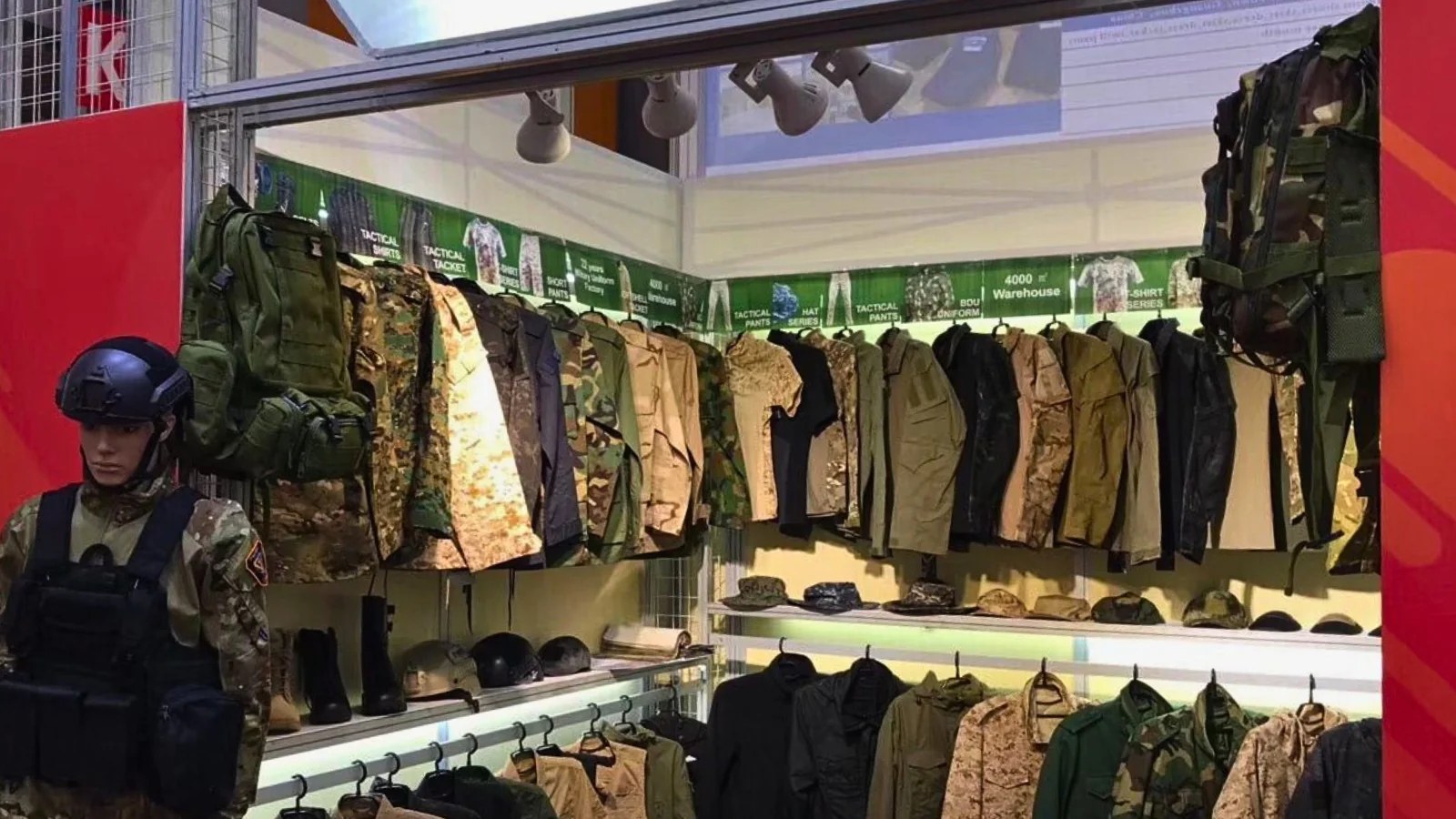 Uniformes militares e táticos expostos pela WHfronter na Feira de Cantão de 2019.