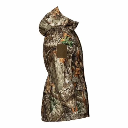 Side view of insulated hunting jacket highlighting sleeve patch area and padded camouflage fabric, suitable for logo customization and OEM insulated hunting apparel manufacturing.