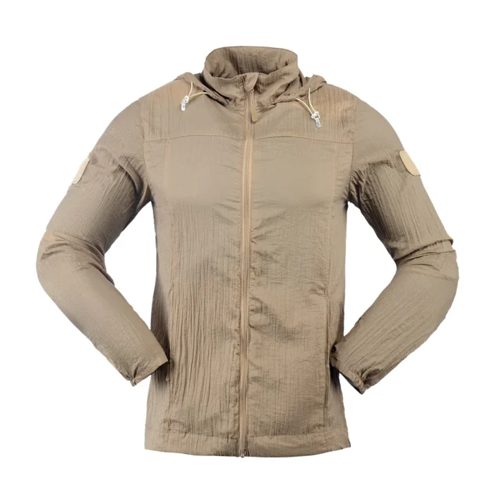Khakifarbene, schnelltrocknende taktische Jacke aus atmungsaktivem Material und praktischem Design, geeignet für Sicherheitsteams, Einsätze im Freien und langes Tragen in warmen Klimazonen.
