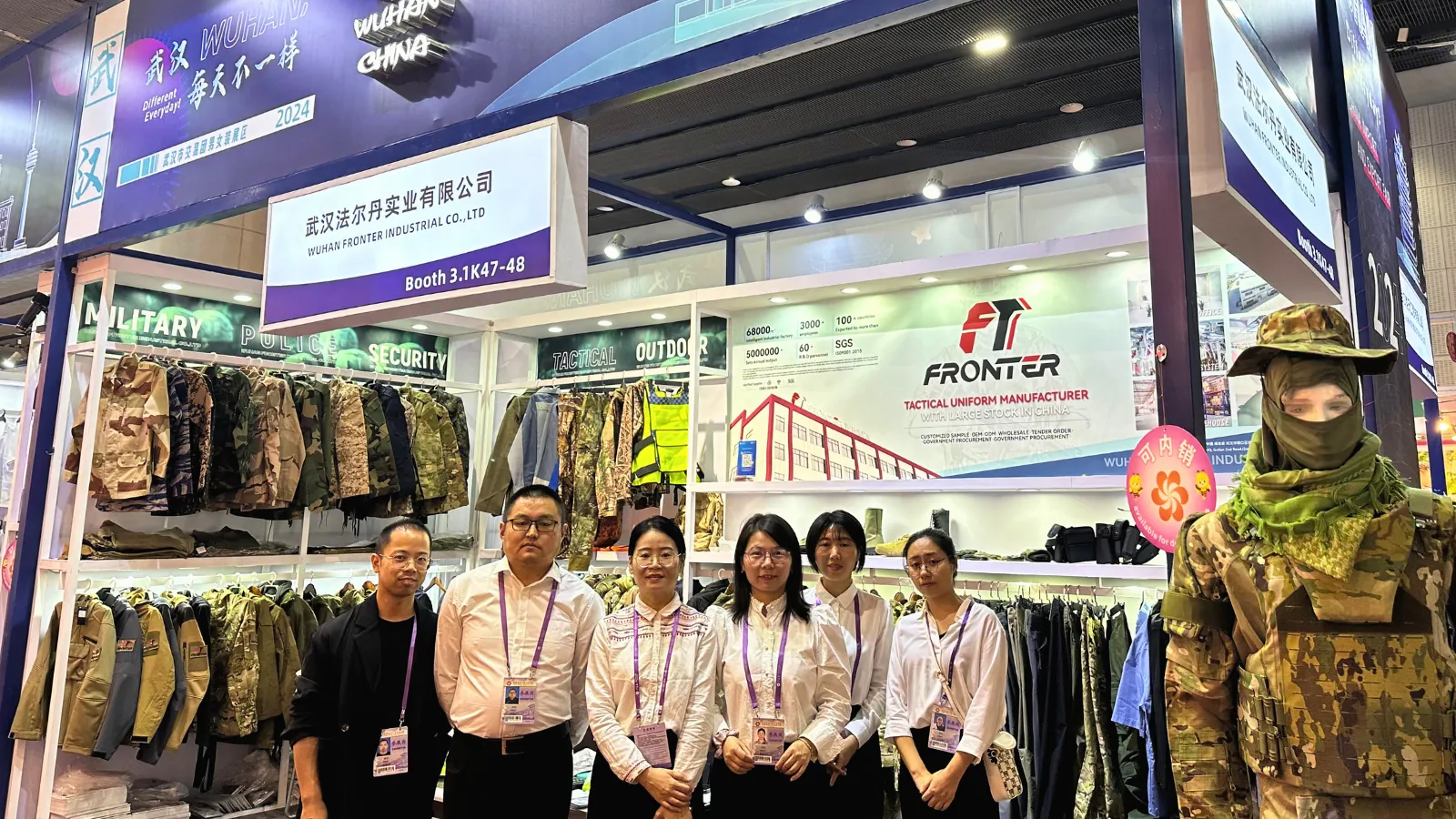 A equipe de exposição da WHfronter na Feira de Cantão 2024, apresentando soluções OEM de uniformes militares e táticos para visitantes internacionais.