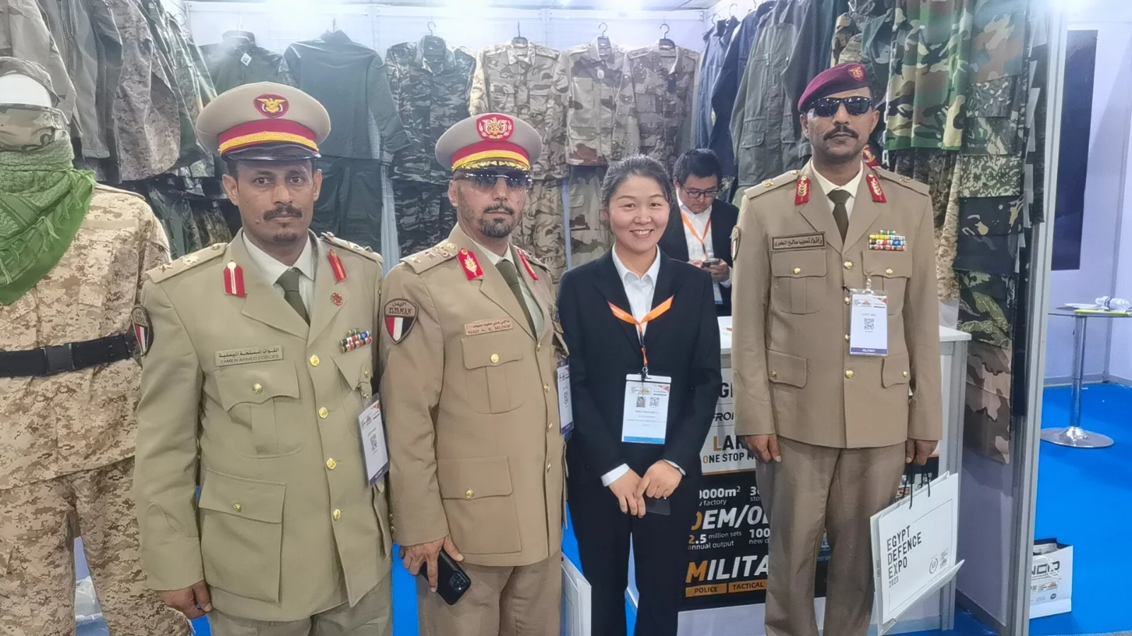 Oficiais militares visitam o estande da WHfronter para analisar soluções em uniformes militares e vestuário tático na Egypt Defence Expo 2023.
