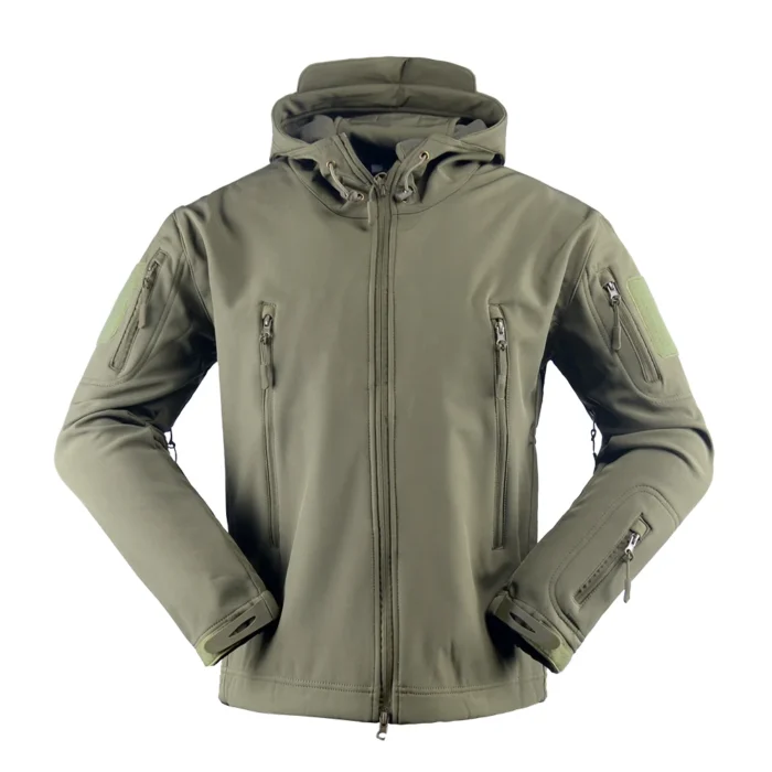 Tactical Softshell Jacket Army Green – Front View Front view of army green tactical softshell jacket featuring full front zipper, chest pockets and ergonomic fit, suitable for patrol duty, outdoor missions and tactical operations.