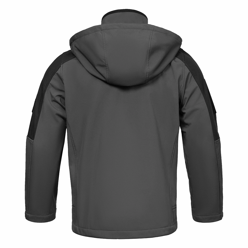 Vista traseira da jaqueta tática softshell FM24037, mostrando a estrutura do capuz, a construção do painel do ombro e a área de identificação com velcro na manga. Referência OEM para programas de produção em massa.