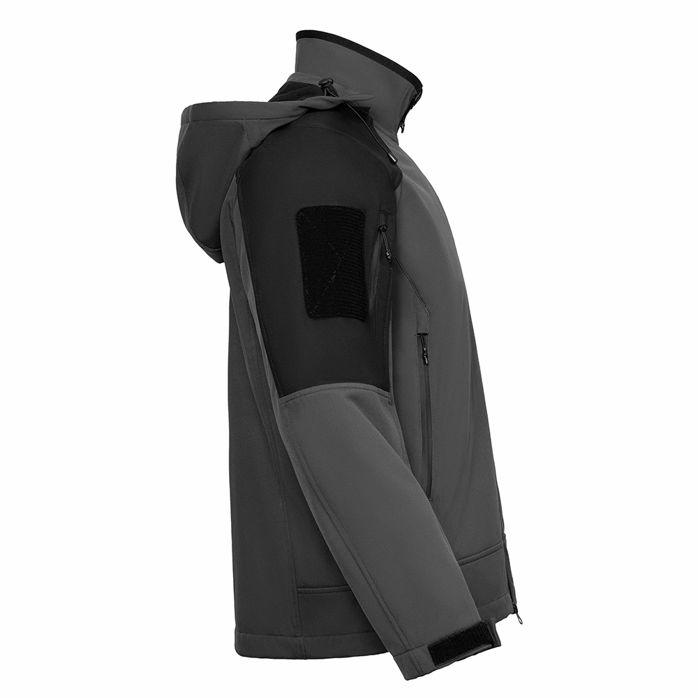 Vista lateral da jaqueta tática softshell FM24037, mostrando o bolso com zíper na manga, o painel de identificação com velcro e a construção do painel lateral. Referência para avaliação de programas de jaquetas OEM.