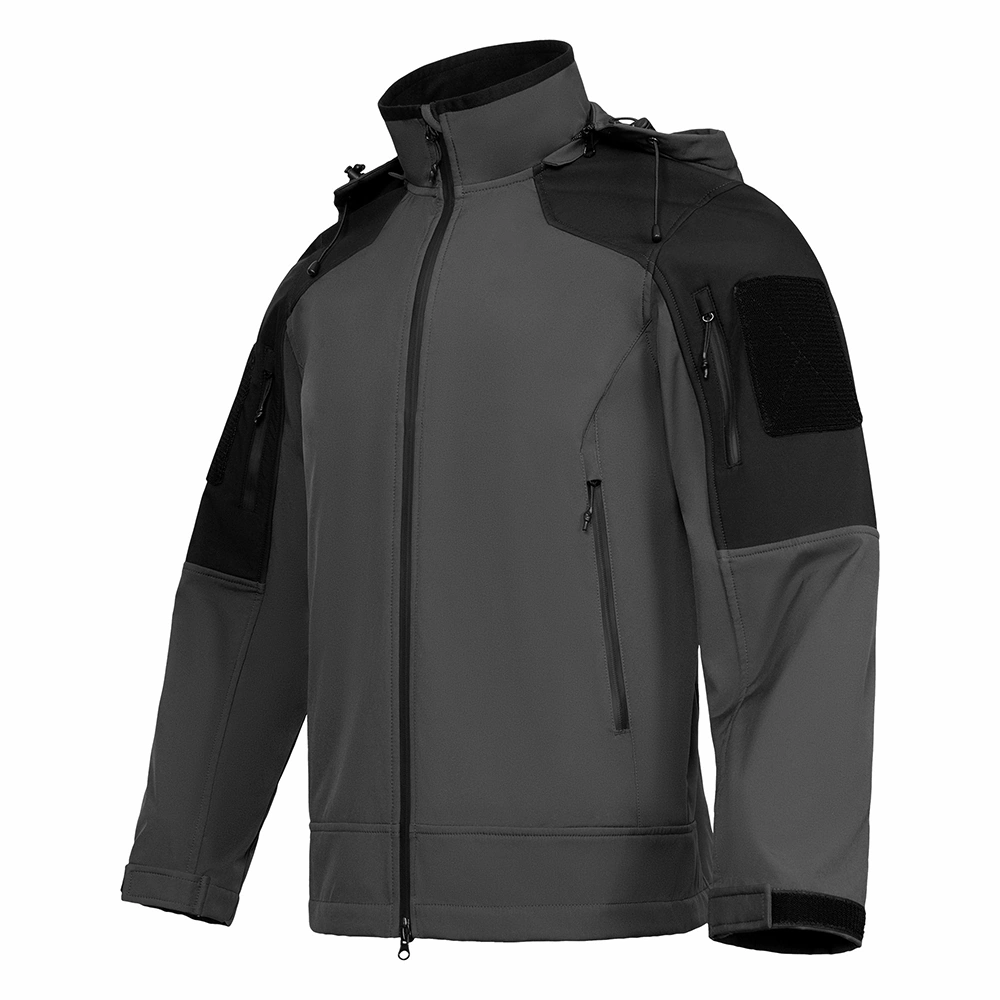 Vista frontal da jaqueta tática softshell FM24037, mostrando o forro de lã, os múltiplos bolsos e o painel de identificação com velcro na manga. Referência OEM/ODM para programas de produção em massa de jaquetas.