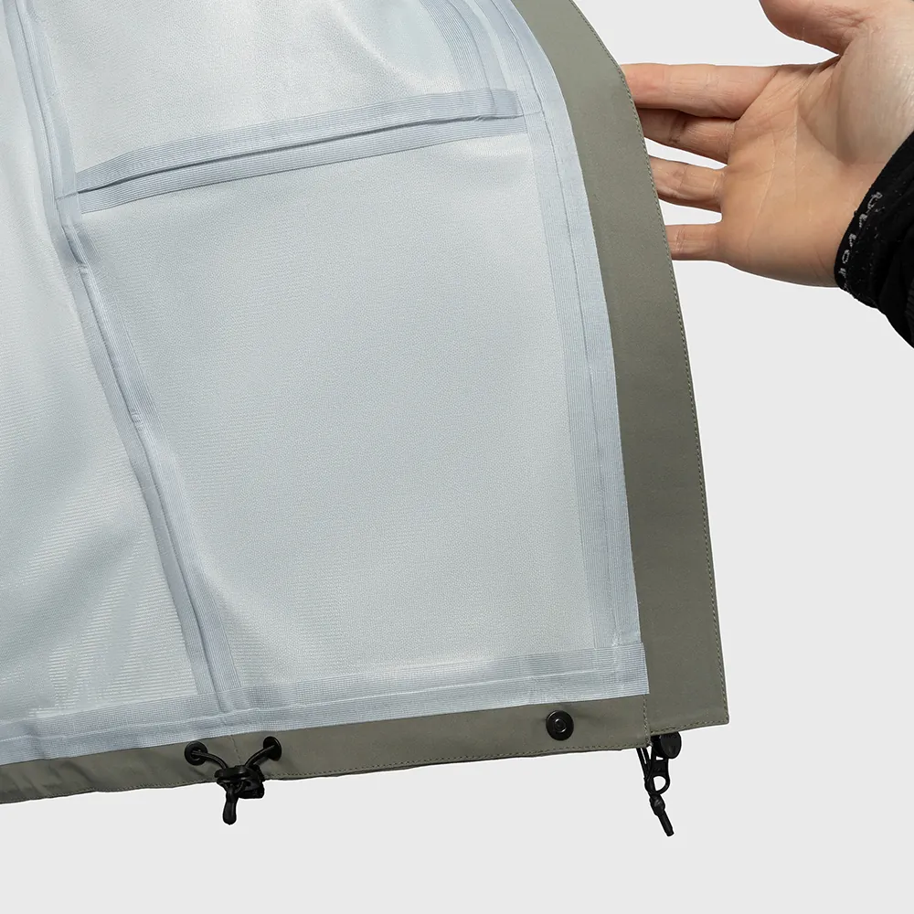 Detalhes como forro interno, bolso interno em tela e cordão ajustável na bainha da jaqueta impermeável FM24230. Referência de construção para personalização de jaquetas em programas OEM.
