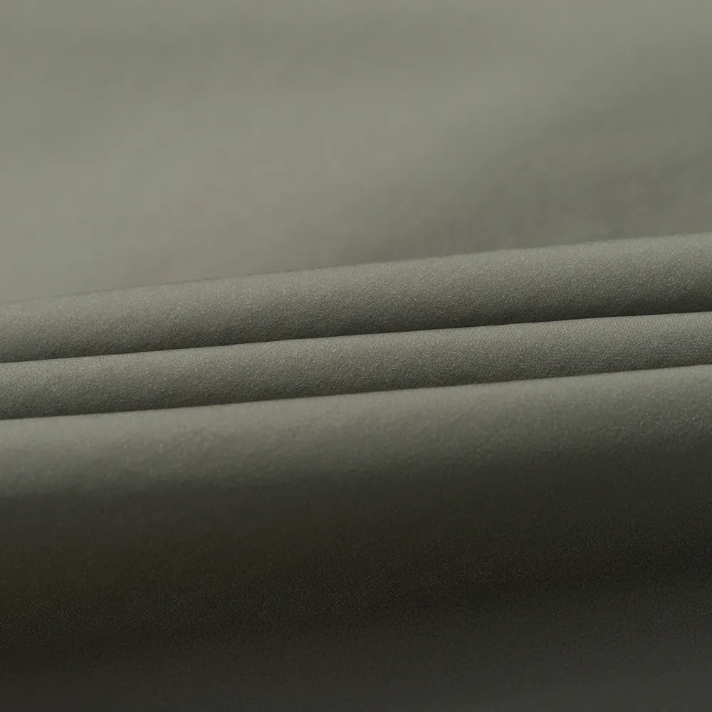 Detalhe do tecido da jaqueta impermeável FM24230, mostrando a textura da camada externa à prova de vento e repelente à água. Tecido de referência para avaliação de programas de jaquetas OEM.