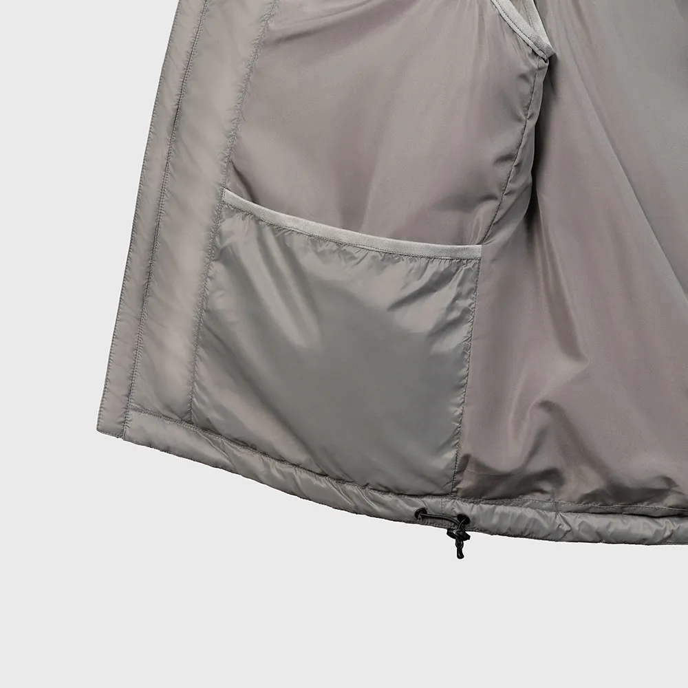 Detalhe do forro interno e do bolso interno do colete de plumas FV24221, demonstrando a qualidade da construção e a compatibilidade com camadas de roupa. Referência para programas de personalização de jaquetas e coletes OEM.