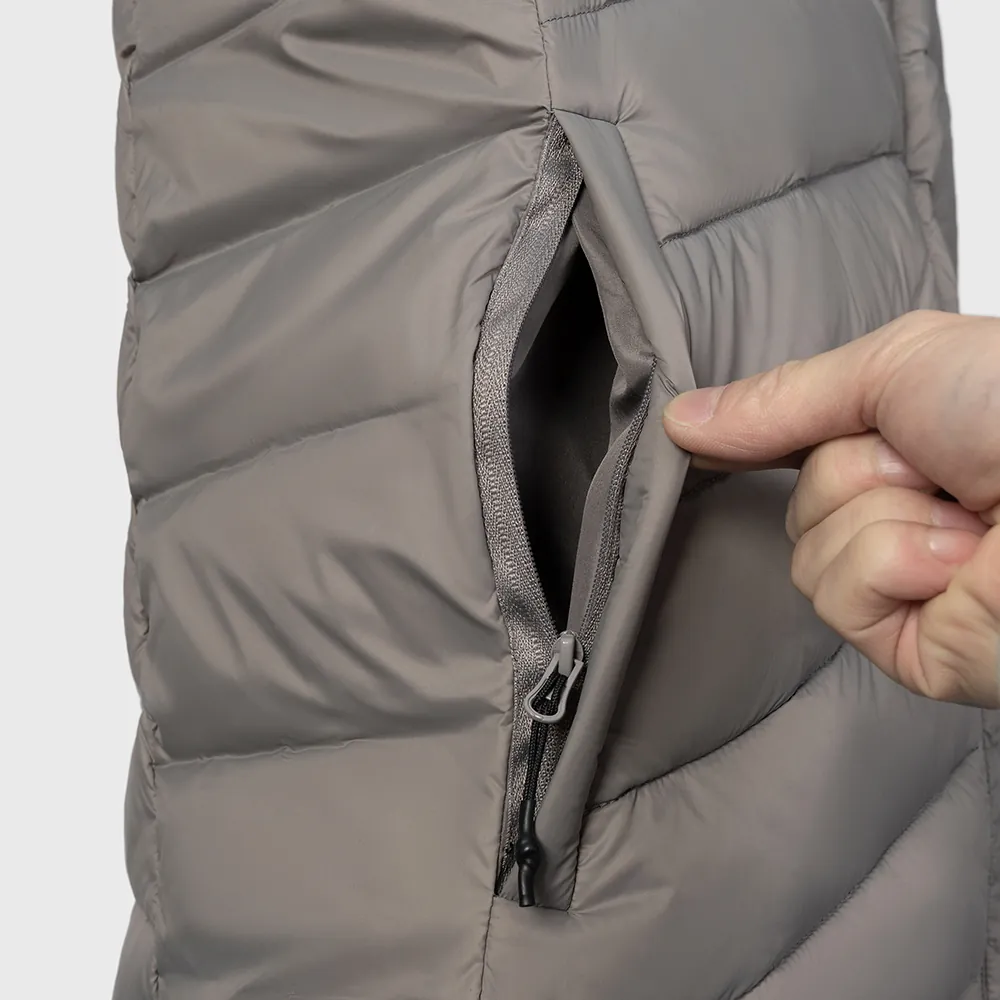 Detalhe do bolso lateral com zíper do forro do colete de plumas FV24221. Referência de construção de bolsos para programas de produção de coletes OEM e sistemas de camadas.