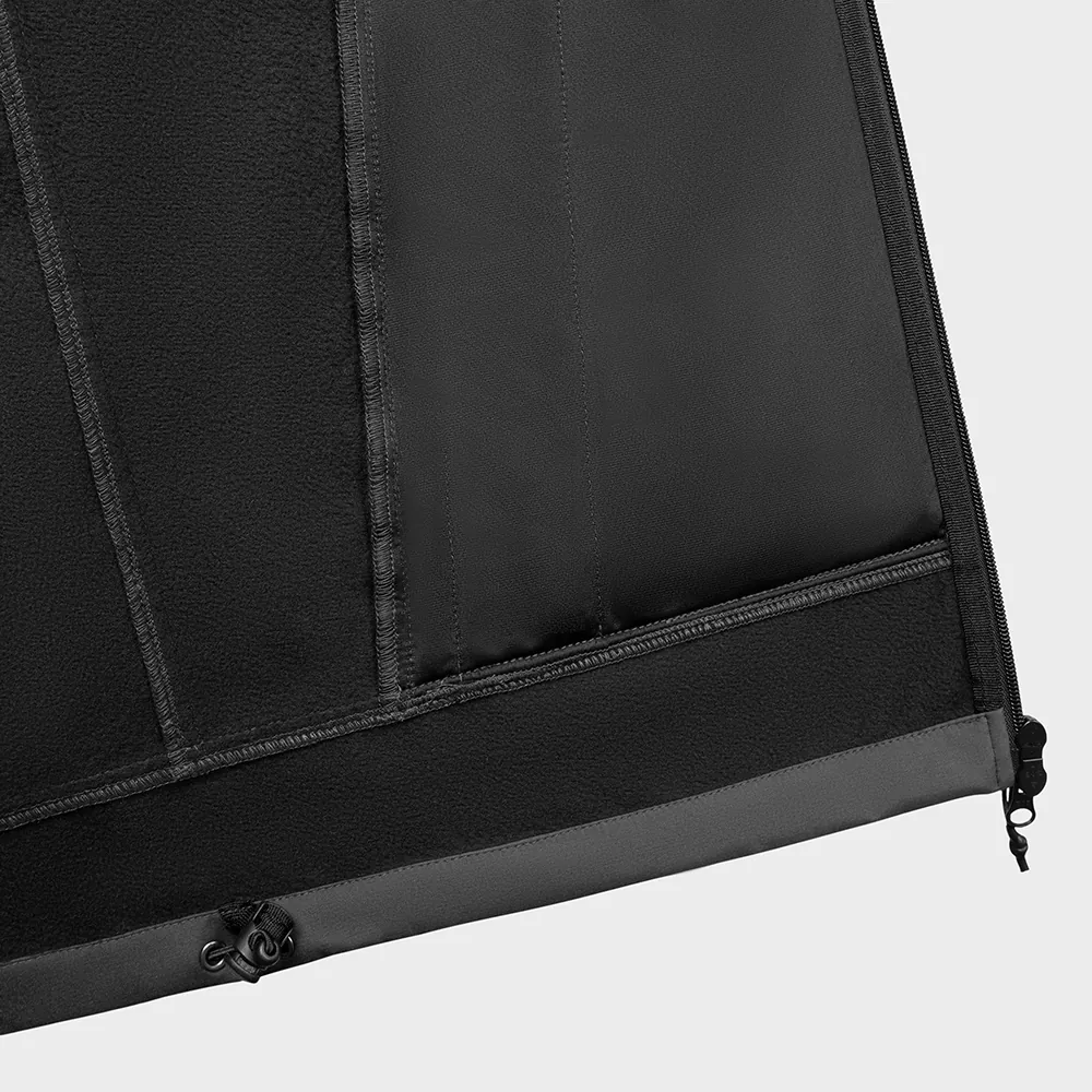 Forro interno em fleece e detalhe de cordão ajustável na bainha da jaqueta softshell FM24037. Referência de construção para produção de jaquetas OEM baseada em programa.