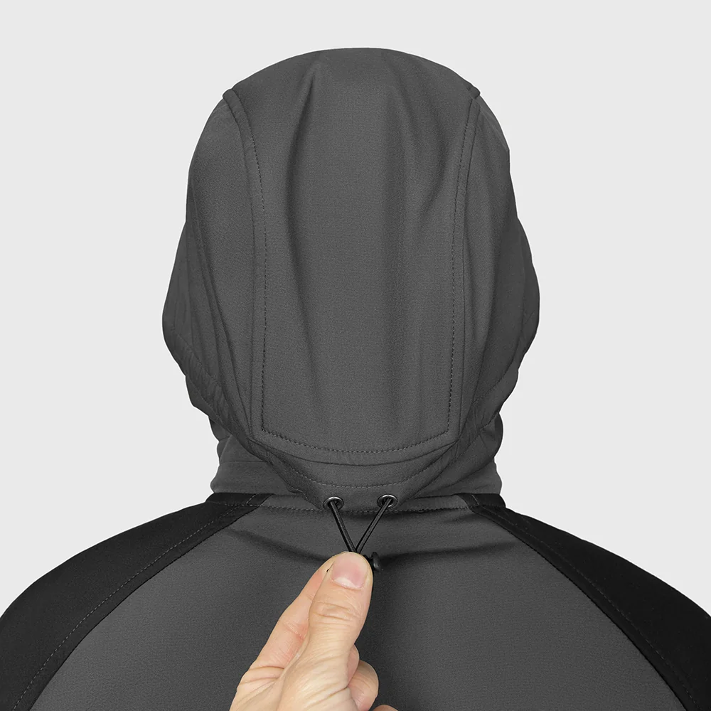 Detalhe do cordão ajustável do capuz da jaqueta tática softshell FM24037. Referência para a construção do capuz, para personalização OEM e alinhamento com as especificações do programa.