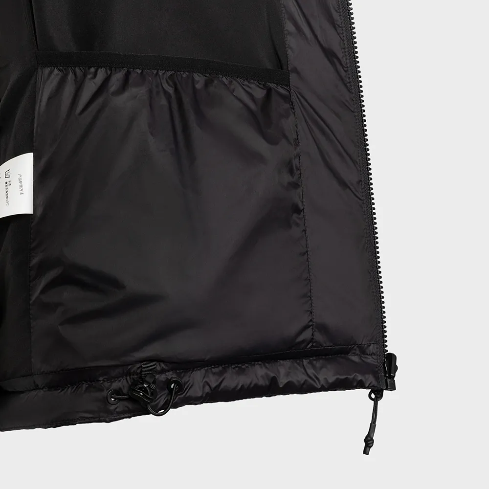 Detalhes do forro interno, bolso interno e cordão ajustável na bainha do forro da jaqueta de plumas FN24222. Referência de construção para personalização de forros de jaquetas OEM e programas de camadas.