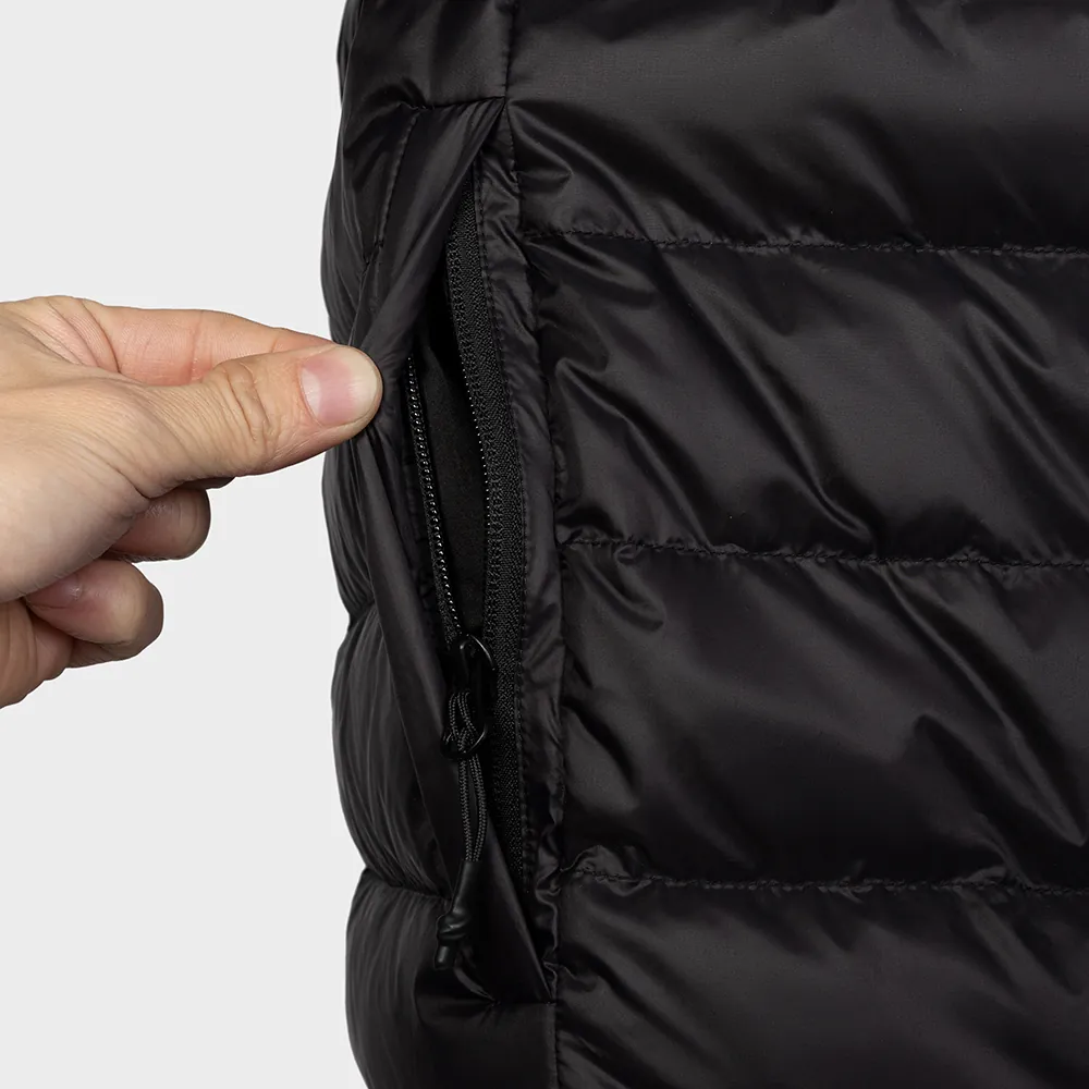 Detalhe do bolso lateral com zíper do forro de jaqueta de plumas leve FN24222. Referência de construção de bolso para produção de jaquetas e forros de plumas OEM sob encomenda.